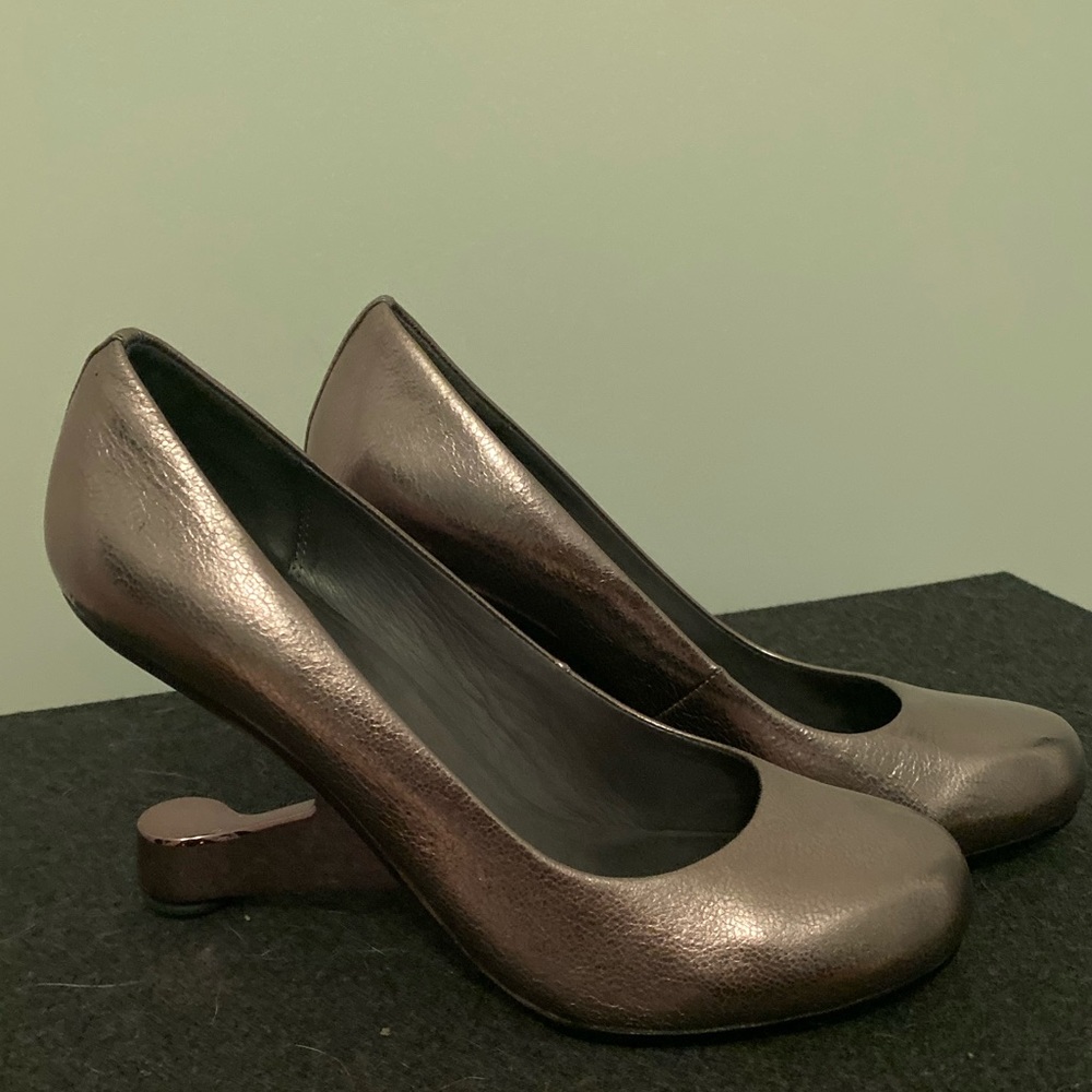 United Nude Eamz Pump in metallic fits like a 9